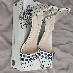 Brenda Zaro, 39 1/2, white and blue